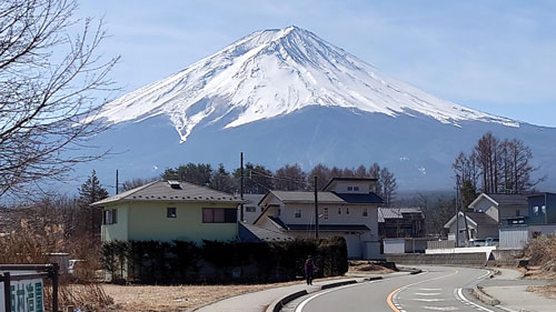 町民グランド下から見える富士山（２月２８日撮影)